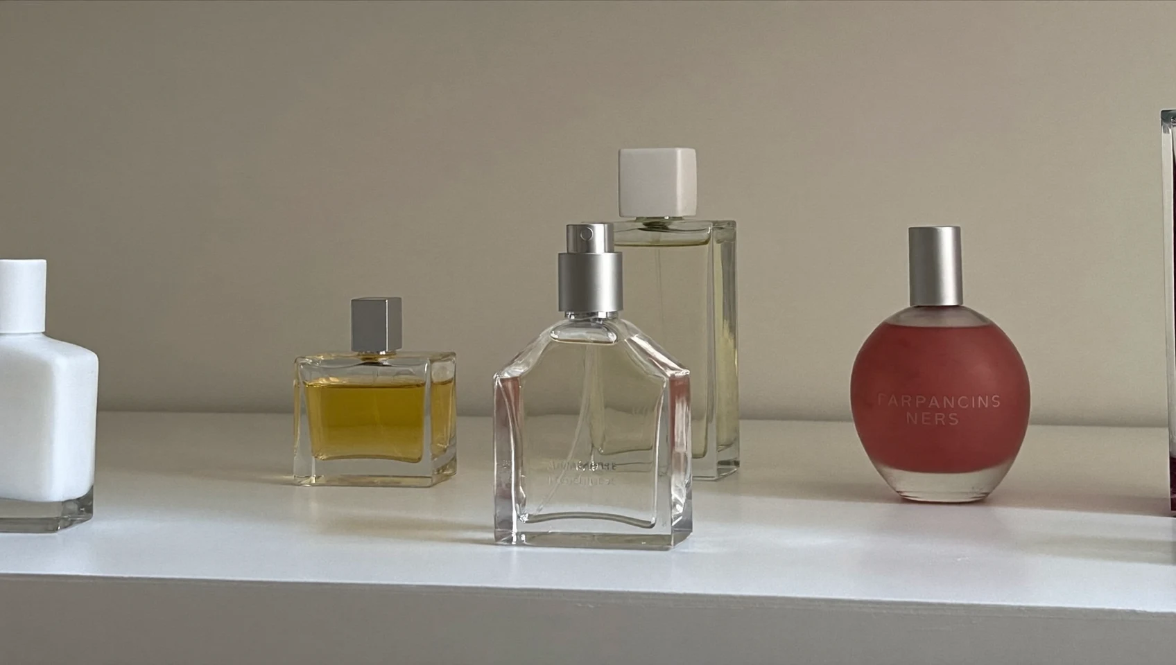 Illustration générée d'une ambiance de parfumerie, non issue d'un lieu réel