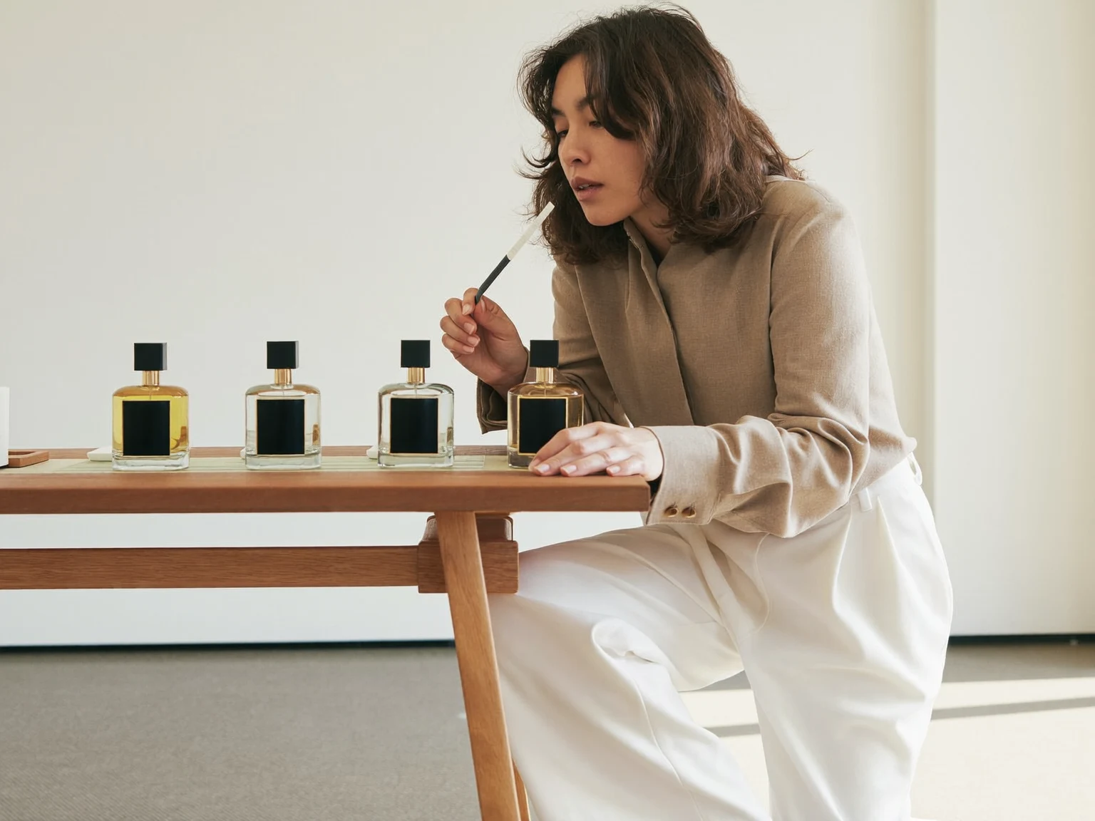 Illustration d'un décor évoquant l'univers du parfum et de la beauté